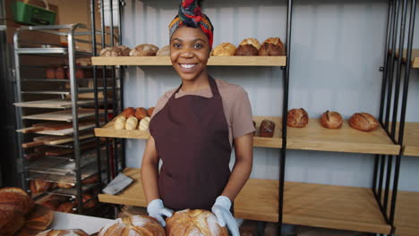 Porträt-Einer-Glücklichen-Afroamerikanischen-Bäckerin-Bei-Der-Arbeit